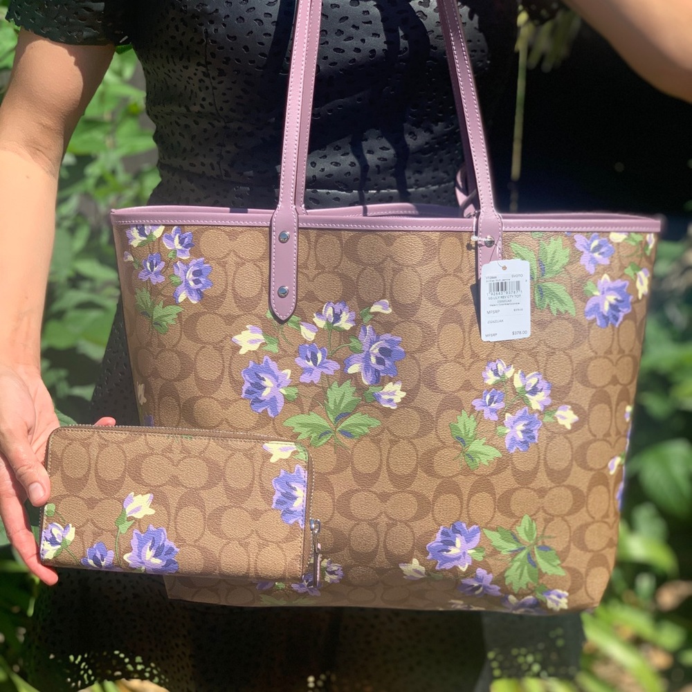 Coach Signature Reversible Lily City Tote /Wallet - Picture 3 of 8